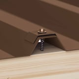 Verzinkte Schraube Weckman Sepiabraun RAL 8014 montiert auf Hochsicke eines Trapezblechs in Holzkonstruktion