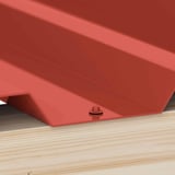 Korallenrotes Trapezblech auf Holzkonstruktion mit sichtbarer verzinkter Schraube in Tiefsicke