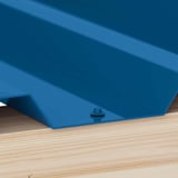 Verzinkte Schraube Enzianblau RAL 5010 montiert in Tiefsicke einer Profilplatte auf Holzkonstruktion