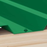 Minzgrüne Trapezblech-Tiefsicke mit Schraube auf Holzkonstruktion montiert