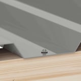 Verlegung einer graualuminium Trapezblechplatte mit verzinkter Schraube auf Holzkonstruktion