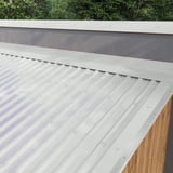 Wandanschluss lichtgrau, 0,50 mm, am Dach eines Anbaus mit Trapezblech verlegt