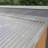 Wandanschluss Weißaluminium RAL 9006 am Dach eines Holzschuppens verlegt, Detailansicht
