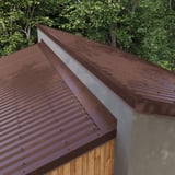 Wandanschluss Schokoladenbraun RAL 8017 an einem Dach mit Trapezblech und Wand verlegt
