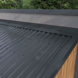 Wandanschluss Aluminium Anthrazitgrau 95 Grad auf einem Dach mit Trapezblechen verlegt