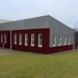 Gewerbegebaeude mit Fassade aus weinrotem Wellblech 18/1064, Stahl 0,50 mm