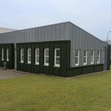 Wellblech 18/1064 in Chromoxidgrün RAL 6020 als Fassadenverkleidung eines Industriegebäudes