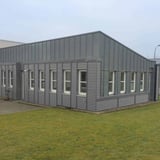 Gebäude mit Wellblech 18/1064 in Weißaluminium als Fassadenverkleidung und Dachdeckung