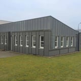 Gebaeude mit Fassadenverkleidung aus Wellblech 18/1064 Aluminium Graualuminium RAL 9007