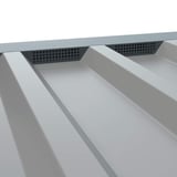 Zahnblech gelocht, anthrazitgrau, 0,75 mm Stahl, auf Trapezblech montiert, Detailansicht der Perforation
