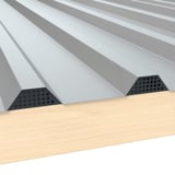 Zahnblech gelocht aus anthrazitgrauem Stahl, 0,75 mm stark, unter Trapezblech auf Holzkonstruktion montiert