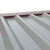 Zahnblech gelocht, rotbraun RAL 8012, auf grauem Trapezblech montiert, Detailansicht der Perforation