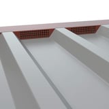 Zahnblech gelocht, rotbraun RAL 8012, auf grauem Trapezblech montiert, Detailansicht der Perforationen