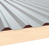 Zahnblech gelocht, rotbraun, unter grauer Trapezblech-Dachplatte auf Holzkonstruktion
