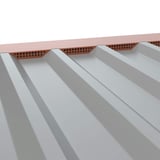 Zahnblech gelocht, kupferbraun (RAL 8004) aus Stahl 0,75 mm, auf grauem Trapezblech verlegt