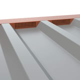 Zahnblech gelocht, kupferbraun, auf einem grauen Trapezblech montiert, Detailansicht der Perforation