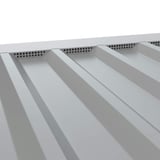 Zahnblech gelocht, Weißaluminium RAL 9006, auf Trapezblechprofil montiert, Detailansicht der Lochreihe
