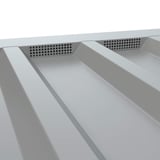 Zahnblech gelocht, Weißaluminium RAL 9006, in Trapezblech-Sicke eingesetzt, Detailansicht der Lochung