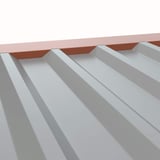 Zahnblech ungelocht Kupferbraun RAL 8004 auf grauem Trapezblech, Detailansicht der Passform