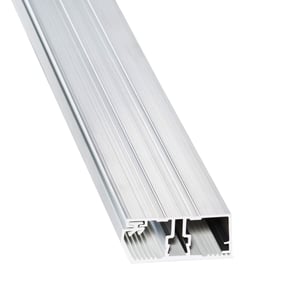 A2 Deckprofil aus blankem Aluminium, schraeg von oben mit Schnittkante und Profilstruktur
