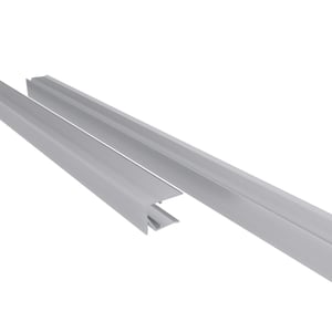 Abschlussprofil Oberseite 16 mm aus blankem Aluminium, zwei Profile schraeg von oben