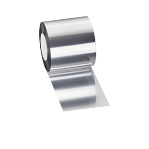 Aluminium Klebeband Rolle, silber, freigestellt auf weissem Hintergrund