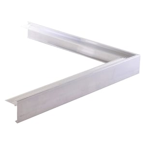 Außenecke aus blankem Aluminium, von oben schräg fotografiert, mit geriffelter Innenseite