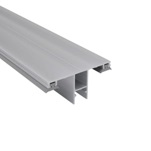 DUO Mittelprofil 16 mm aus blankem Aluminium, schräg von oben mit Profilstruktur