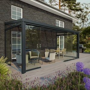 Glasschiebetüren Vorderseite RAL 7016, 11,80 m breit, an einem Haus mit Terrasse