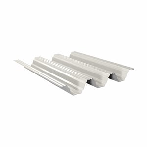 Hochprofil TP104 Dachblech Grauweiß RAL 9002, 0,75 mm Stahl, schräg von oben mit drei Profilwellen