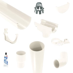 Gesamtes weißes PVC Dachrinnen Sparpaket mit Rinne, Fallrohr, Bogen, Ablauf, Haltern und Zubehör
