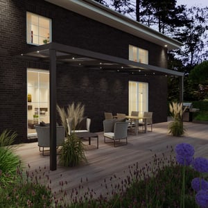 LED Beleuchtung Starter Set in dunkler Terrassenueberdachung aus Aluminium, abends beleuchtet, Anwendungsbeispiel