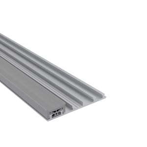 Mendiger Rand-Unterprofil aus blankem Aluminium, schraeg von oben mit geriffelter Oberflaeche