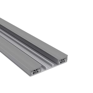 Mendiger Unterprofil aus blankem Aluminium, schraeg von oben, mit zwei parallelen Profilschienen