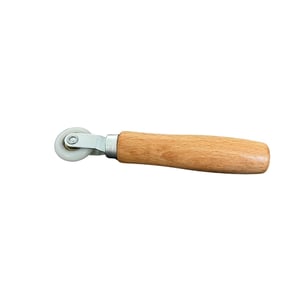 Metall-Eckenroller Standard mit Holzgriff und weißem Nylonrad, Seitenansicht