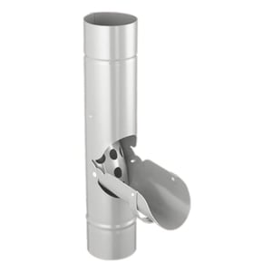 Regenwasserfänger aus Stahl, Weißaluminium RAL 9006, mit geöffneter Klappe und Sieb