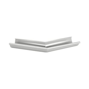 Rinnenaußenwinkel 135° aus Stahl in Weißaluminium (RAL 9006) mit 50 µm Polyurethan-Beschichtung, freigestellt