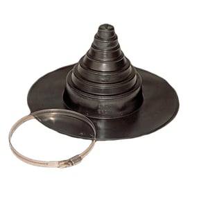 DACHPROTECT Rohrmanschette aus schwarzem EPDM mit konischer Form und breitem Flansch, daneben eine Schlauchschelle
