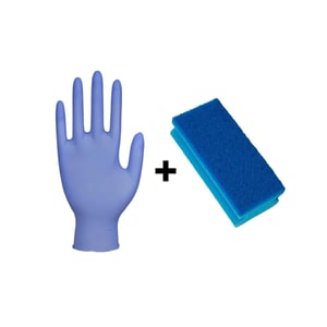 Schwamm und Nitril-Handschuh in Blau, freigestellt auf weissem Hintergrund