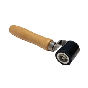 Silikon-Andrückrolle mit schwarzer Rolle und hellem Holzgriff, Seitenansicht