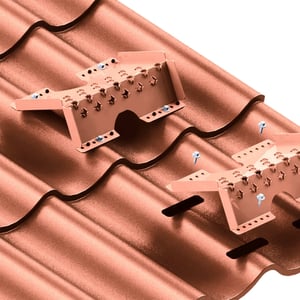 Steigtritt Typ 1 Set, kupferbraun (RAL 8004) auf Dachpfannenprofil, mit Befestigungsschrauben