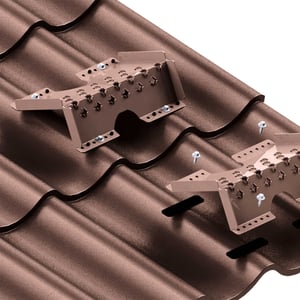 Steigtritt Typ 1 Set, schokoladenbraun RAL 8017, auf Dachblech montiert, mit Befestigungsschrauben