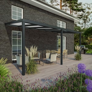 Terrassenüberdachung RAL 7016 mit 16 mm Polycarbonatdach, an Hausfassade montiert