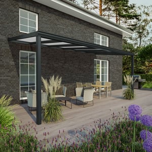 Terrassenüberdachung in RAL 7016 mit 16 mm Polycarbonatdach, Gesamtansicht am Haus
