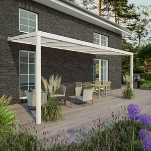 Terrassenüberdachung RAL 9001, 16 mm, an dunklem Haus, mit Sitzgruppe auf Holzterrasse