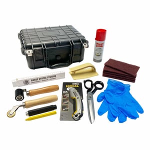 Werkzeugset mit schwarzem Koffer, Rollen, Schere, Handschuhen, Messer und Spray