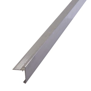 Dachrandprofil aus blankem Aluminium, schräg von oben mit geriffelter Oberseite