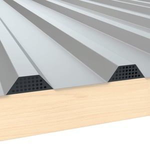 Zahnblech gelocht aus anthrazitgrauem Stahl, 0,75 mm stark, unter Trapezblech auf Holzkonstruktion montiert