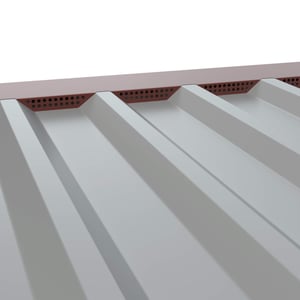 Zahnblech gelocht, rotbraun RAL 8012, auf grauem Trapezblech montiert, Detailansicht der Perforation