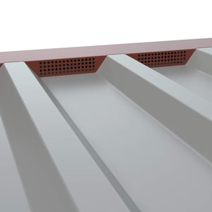 Zahnblech gelocht, rotbraun RAL 8012, auf grauem Trapezblech montiert, Detailansicht der Perforation